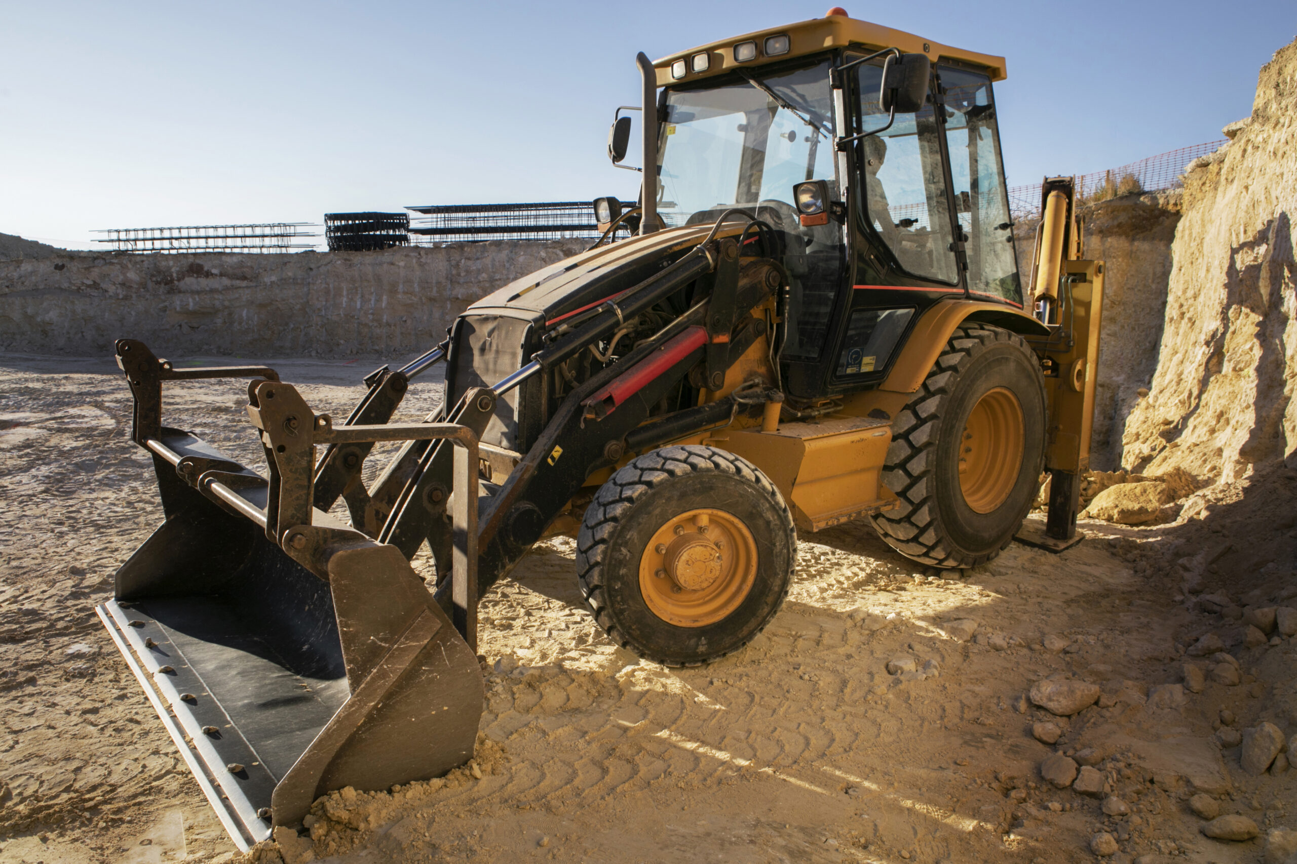Terracería y Cimientos para el Desarrollo: El Punto de Partida de Toda Gran Obra, nueva tecnología y cimientos 1 excavadora cavando en el suelo la luz del dia scaled