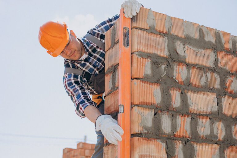 Tabique en la construcción: tipos, usos y ventajas en proyectos modernos (Guía 2026) 4 joven artesano construyendo una casa