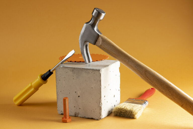 Materiales de Construcción: Descubre su Clasificación – Guía Completa para Todos 9 martillo de construccion dentro de la naturaleza muerta 1