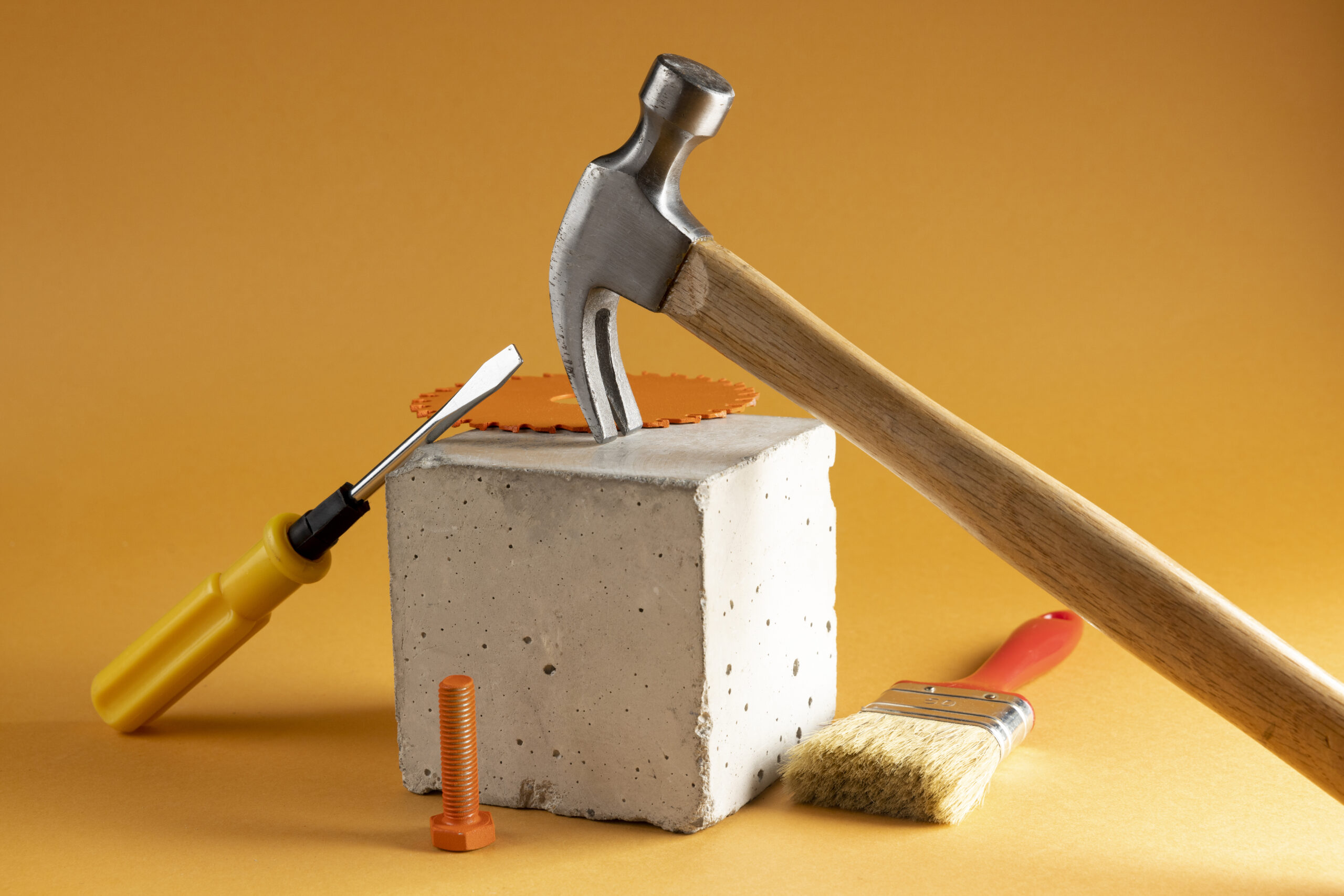 Materiales de Construcción: Descubre su Clasificación – Guía Completa para Todos 1 martillo de construccion dentro de la naturaleza muerta 1 scaled