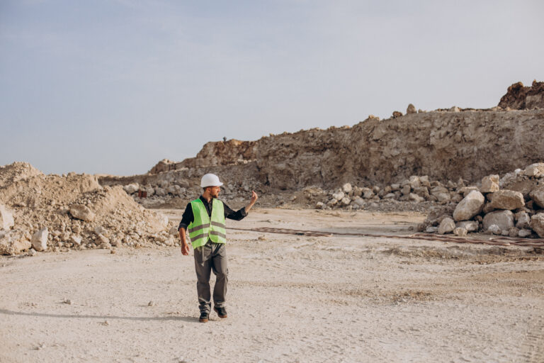 Tipos de piedras en construcción 2 trabajador en casco de pie en cantera de arena